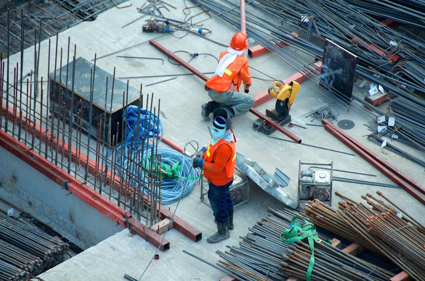 Obra civil en ejecución con armado de acero estructural