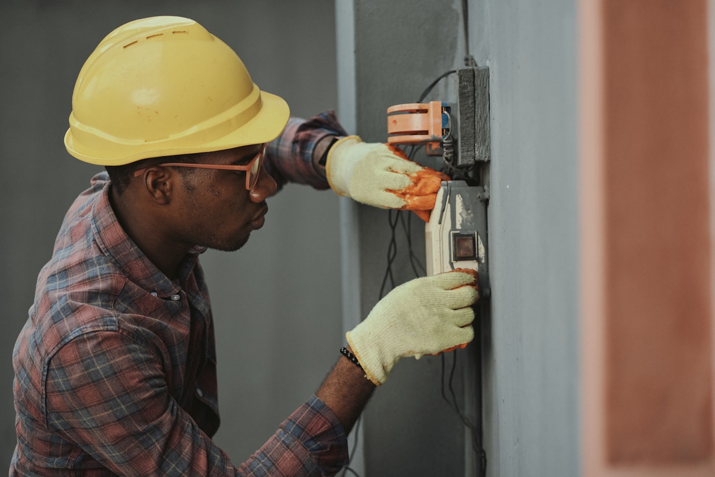 Técnico realizando una instalación eléctrica