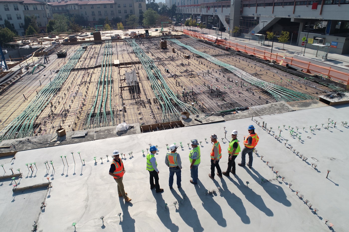 Obra civil de gran escala con armado estructural y personal técnico